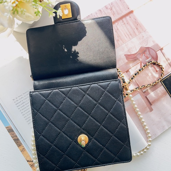 CHANEL QUILTED VERTICAL PEARLS CLUTCH BLAC - Picture 6 of 7